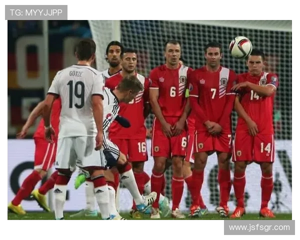 直潘多特蒙德迎战弗赖堡全力争胜展现球队实力与风采 直潘多特蒙德迎战弗赖堡全力争胜展现球队实力与风采